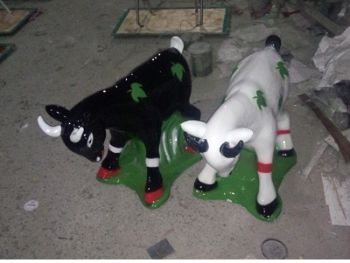 Tượng dê đen dê trắng